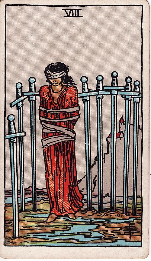 Acht der Schwerter: Augenbinde, Fesselung, Schwerter mit Zwischenräumen, Wasser, Boden und ferne Burg. Originalillustration von Pamela Colman Smith.