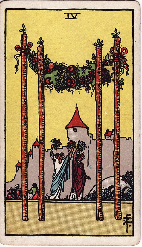Vier der Stäbe: Vier geschmückte Stäbe, Fruchtgirlande, Erhobene Blumen, Haus und weitere Menschen. Originalillustration von Pamela Colman Smith.