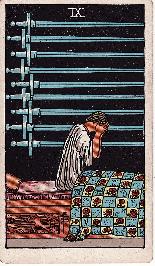 Neun der Schwerter: Aufgerichtete Person im Bett, Hände vor dem Gesicht, Neun Schwerter im Dunkel, Gemusterte Decke. Originalillustration von Pamela Colman Smith.