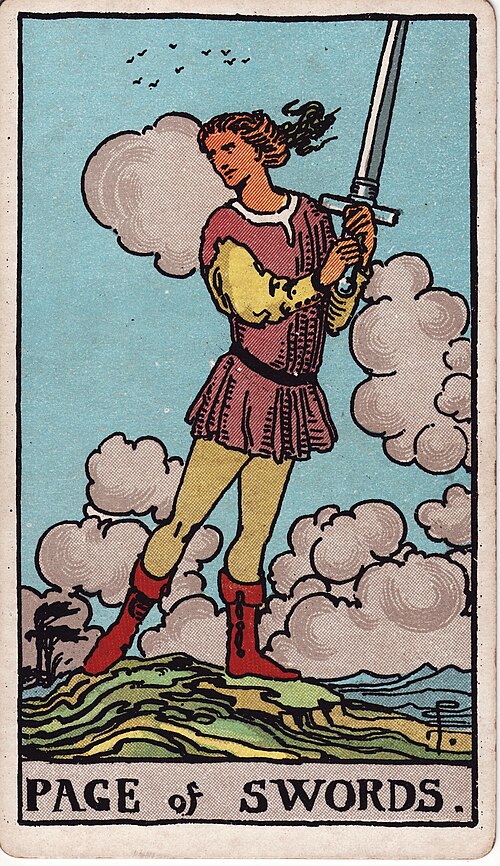 Bube der Schwerter: Mit beiden Händen gehaltenes Schwert, Gedrehter Oberkörper und Blick, Wind in Bäumen und Wolken, Unebener Boden. Originalillustration von Pamela Colman Smith.