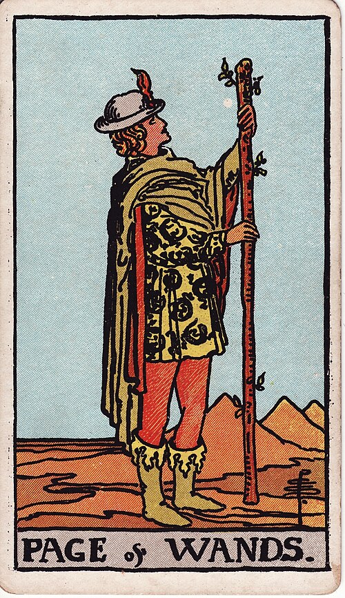 Bube der Stäbe: Aufmerksamer Blick zum Stab, Austreibender Stab, Gemustertes Gewand, Ferne Erhebungen. Originalillustration von Pamela Colman Smith.