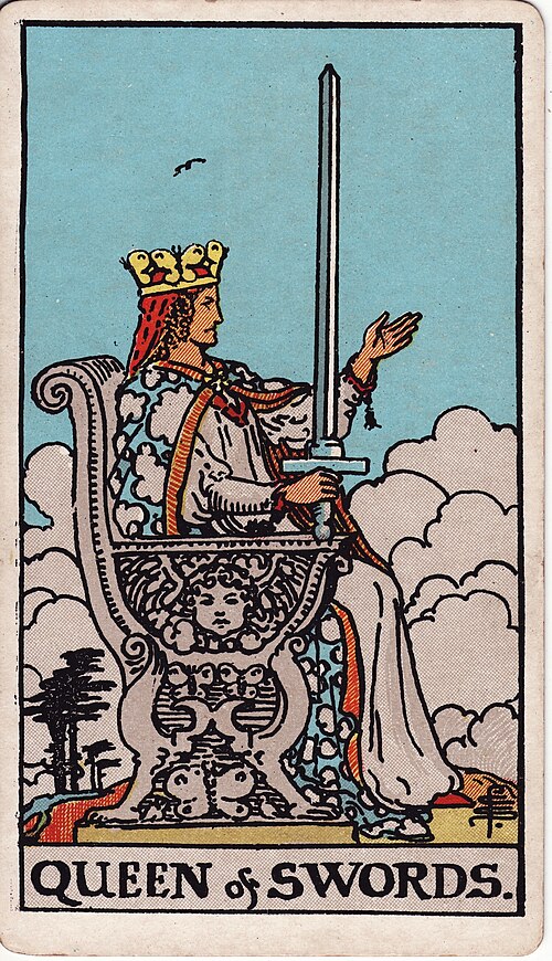 Königin der Schwerter: Aufrechtes Schwert, Ausgestreckte Hand, Ernstes Profil, Luftige Thronmotive. Originalillustration von Pamela Colman Smith.
