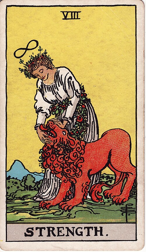 Die Kraft: Hände am Löwenmaul, Blumen statt eiserner Kette, Liegende Acht, Helles Gewand und Landschaft. Originalillustration von Pamela Colman Smith.