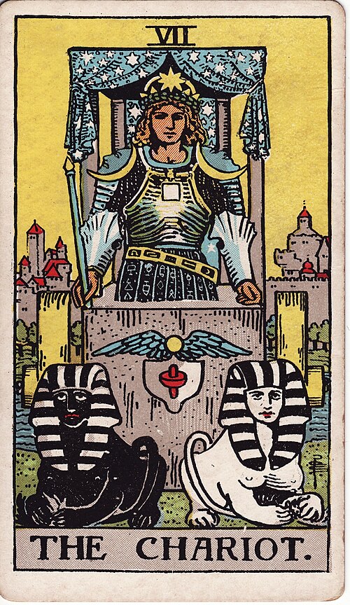 Der Wagen: Schwarze und weiße Sphinx, Aufrechte Gestalt, Sternenbaldachin und Schulterzeichen, Stadt im Hintergrund. Originalillustration von Pamela Colman Smith.