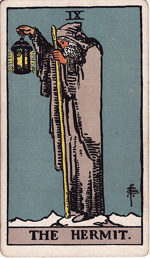 Der Eremit: Laterne mit Stern, Stab, Mantel und gesenkter Blick, Hoher, karger Standort. Originalillustration von Pamela Colman Smith.