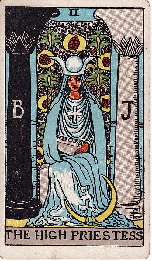 Die Hohepriesterin: Zwei Säulen, Teilweise verdeckte Rolle, Vorhang mit Früchten, Mond und Wasserfarben. Originalillustration von Pamela Colman Smith.